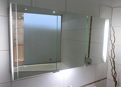 Burgbad Bel Spiegelschrank 120cm mit vertikaler LED-Beleuchtung und Waschtischbeleuchtung, SPFW120L 