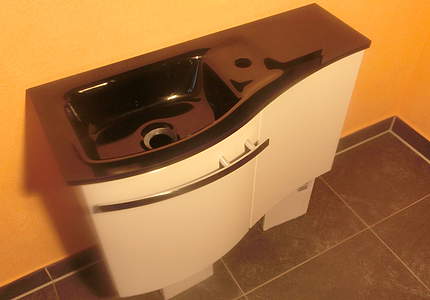 Burgbad Sinea 1.0 Waschtischunterschrank mit schwarzen Glaswaschtisch, links, SELM065LF6543, Sandorange Hochglanz 